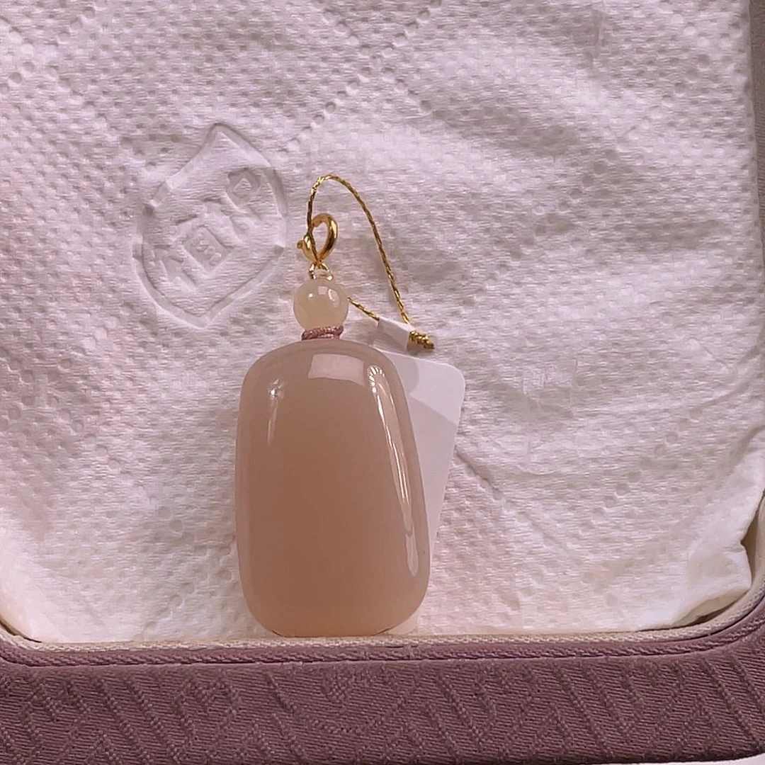 吊坠(不含链)18K金镶嵌和田玉藕粉浓红粉无事牌