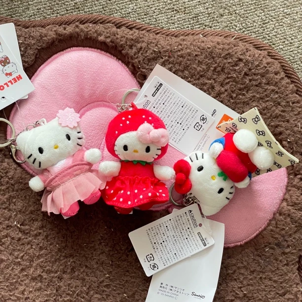 日系新款联名第四弹KT草莓樱花黑皮泳圈登山挂件毛绒公仔背包挂饰