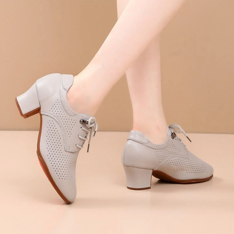 2025夏季时尚真皮舞蹈鞋软底广场舞女士交谊舞鞋白色外穿中跟水兵