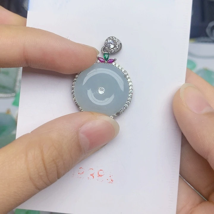 翡翠足银镶嵌颈饰平安扣