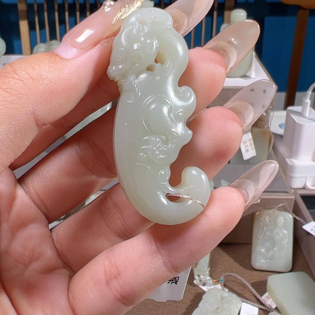 颈饰未镶嵌和田玉（糖玉）