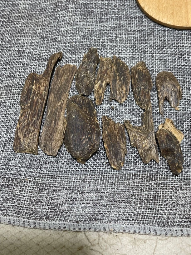 沉香真菌皮油6.5克，感染大树结成凹型窝状，清香自然干净舒服。