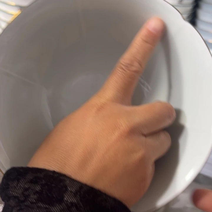 骨瓷面碗四个瑕疵明显