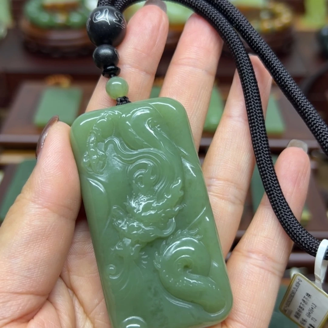 【闪购商品】未镶嵌岫岩老玉（透闪石质玉）把件龙牌