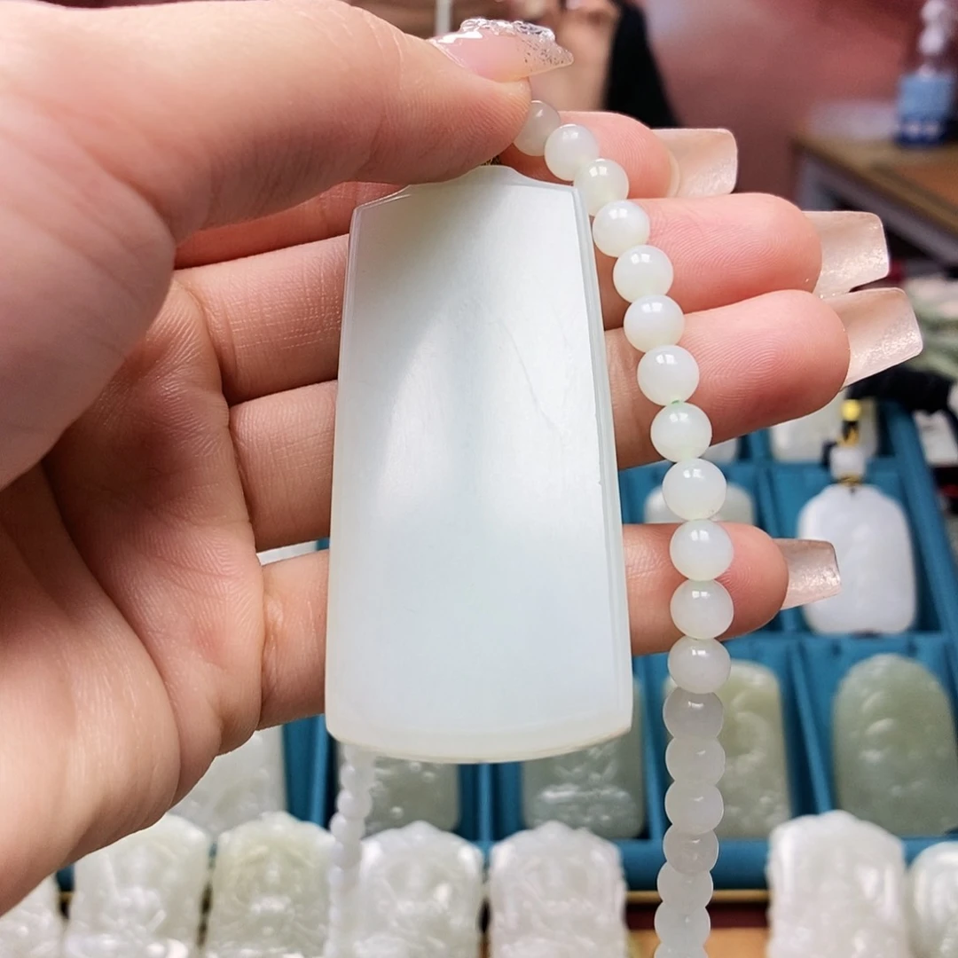 和田玉颈饰未镶嵌天****）