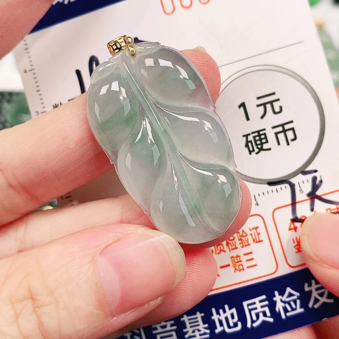 翡翠18K金镶嵌颈饰吊坠