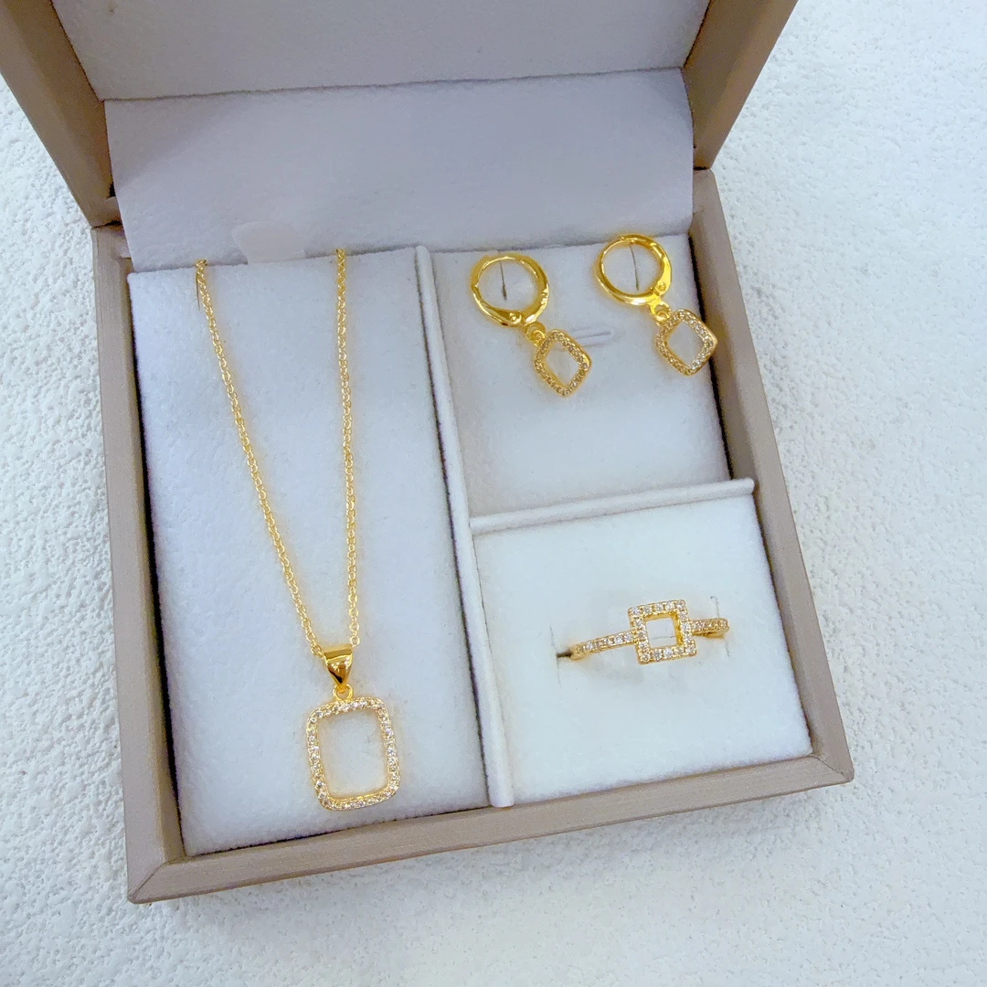 钛钢亚克力项链 新款时尚金子同款三件套首饰淑女