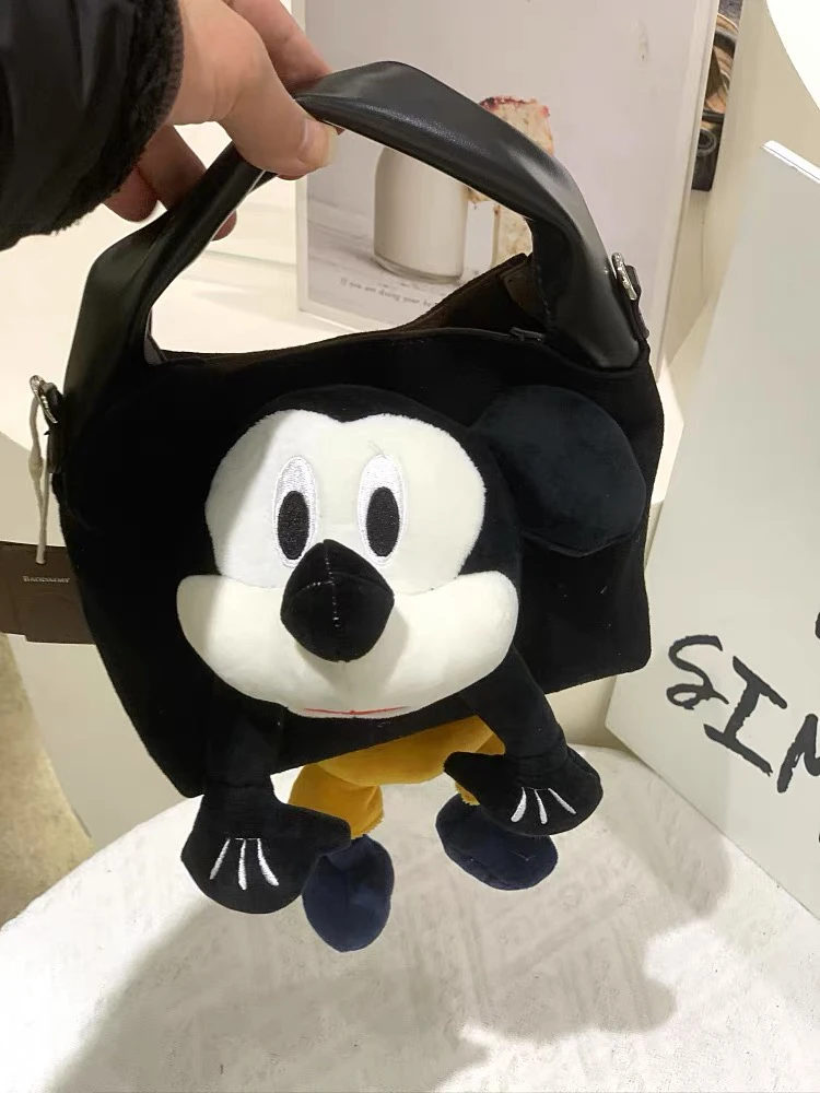 韩版小众设计卡通玩偶水桶包简约休闲小众设计洋气百搭斜跨