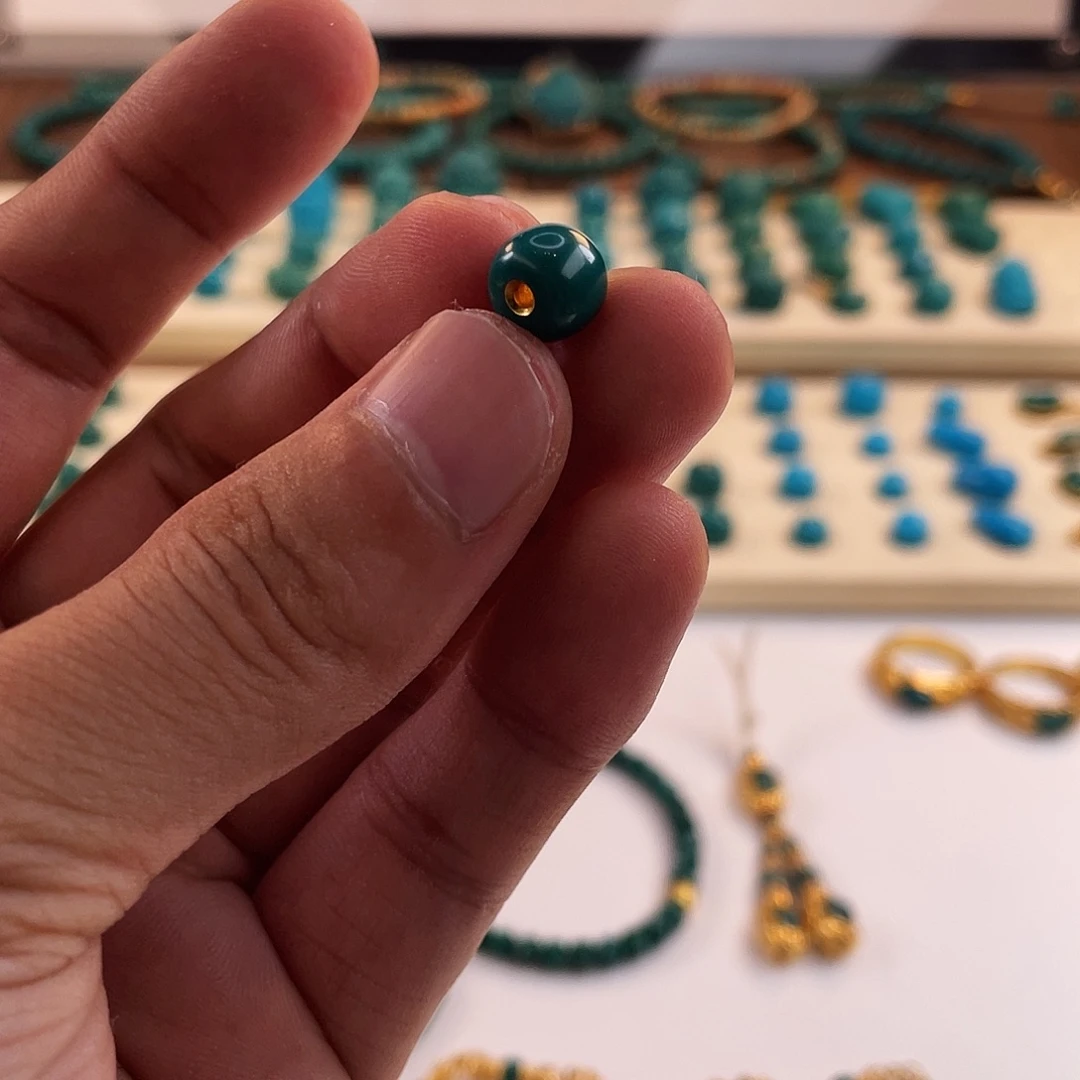 未镶嵌绿松石颈饰