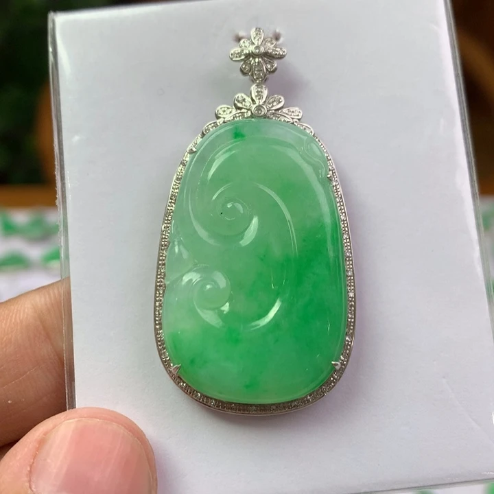 翡翠18K金镶嵌颈饰