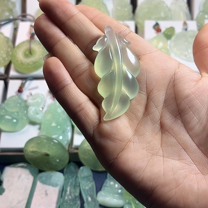 蛇纹石玉未镶嵌颈饰墨*薇