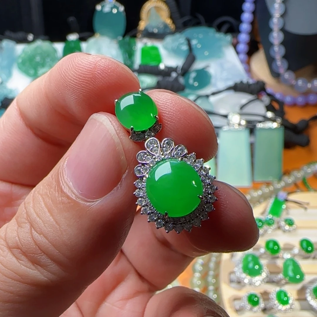 翡翠18K金镶嵌颈饰绿蛋吊坠