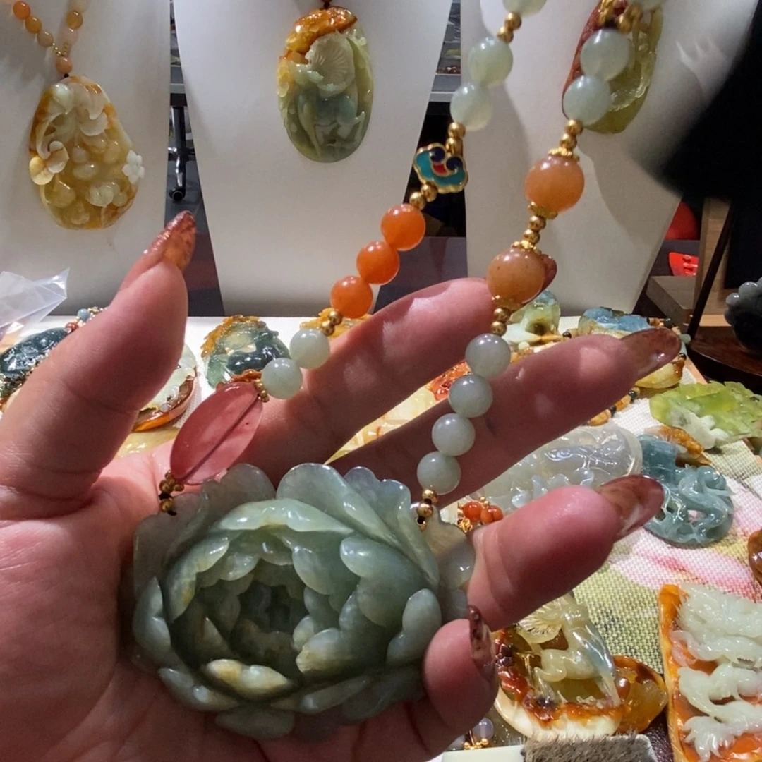 蛇纹石玉未镶嵌颈饰