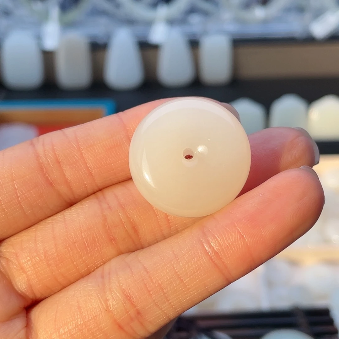 清***。和田玉未镶嵌颈饰