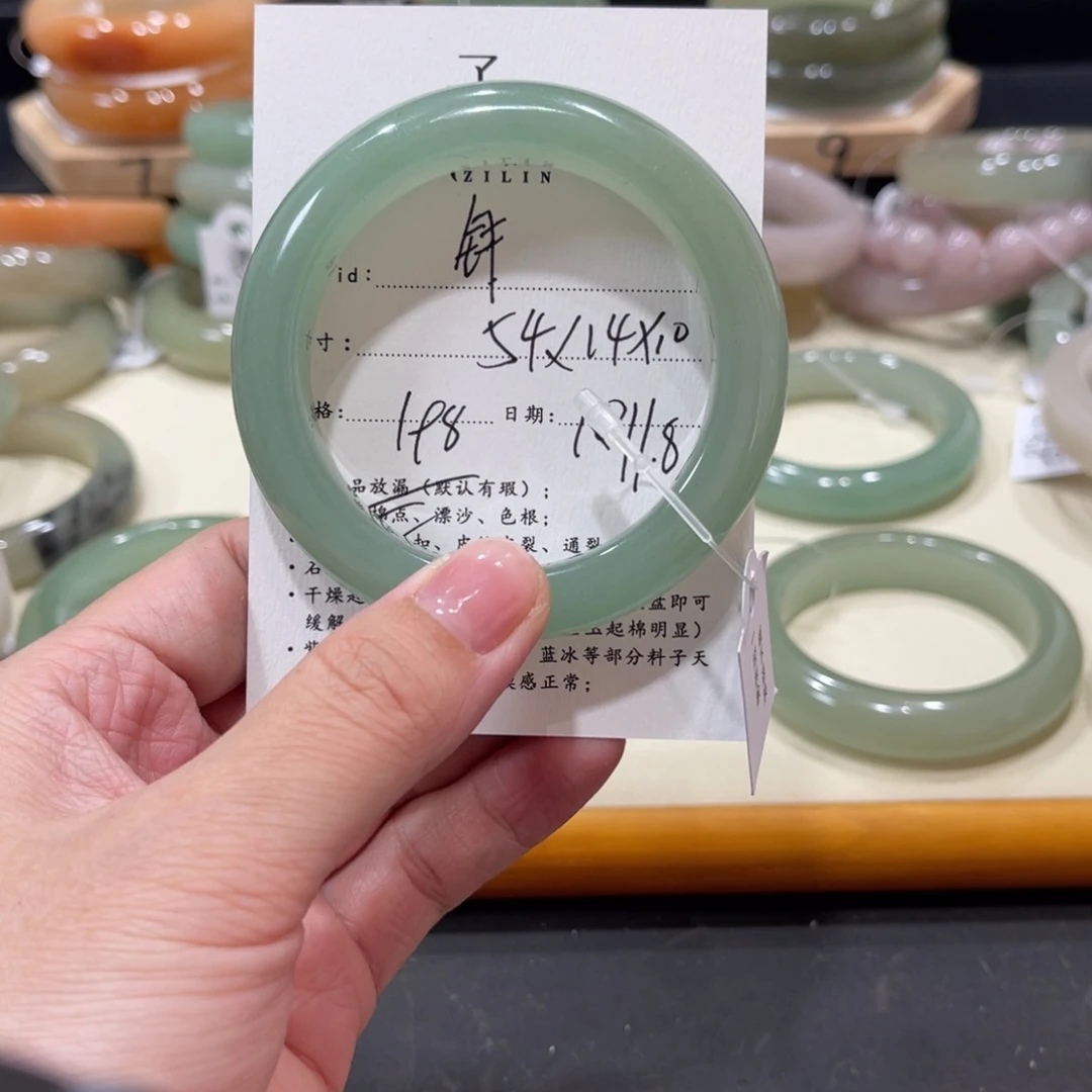 未镶嵌手镯石英质玉钱****?