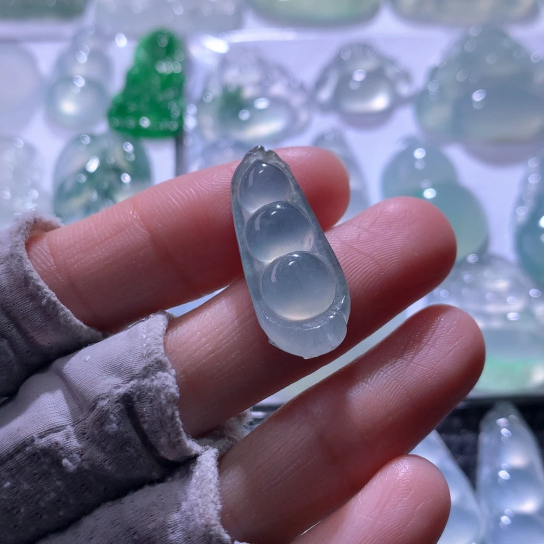 翡翠未镶嵌颈饰豆