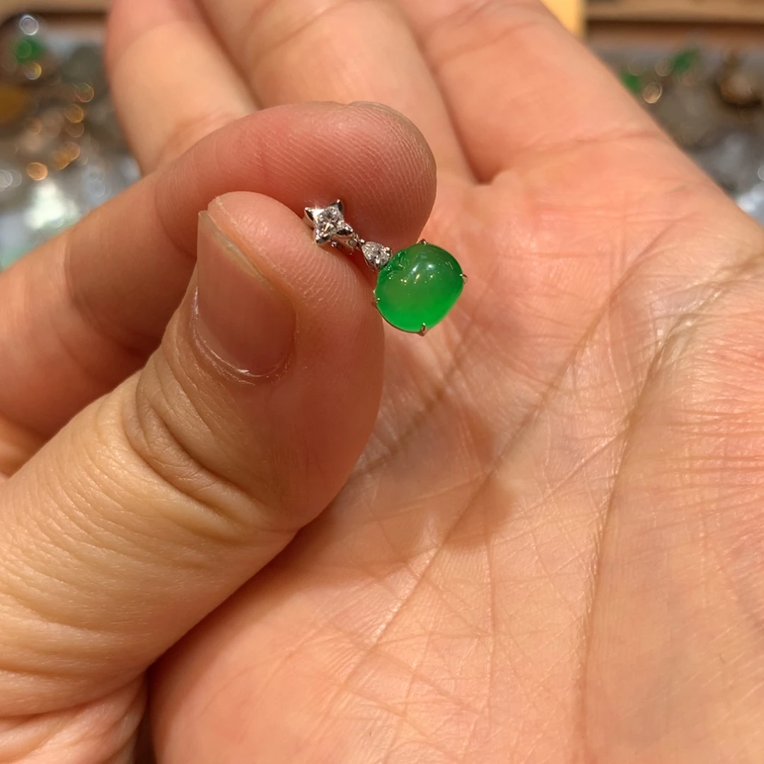 H***a翡翠18K金镶嵌颈饰小吊坠