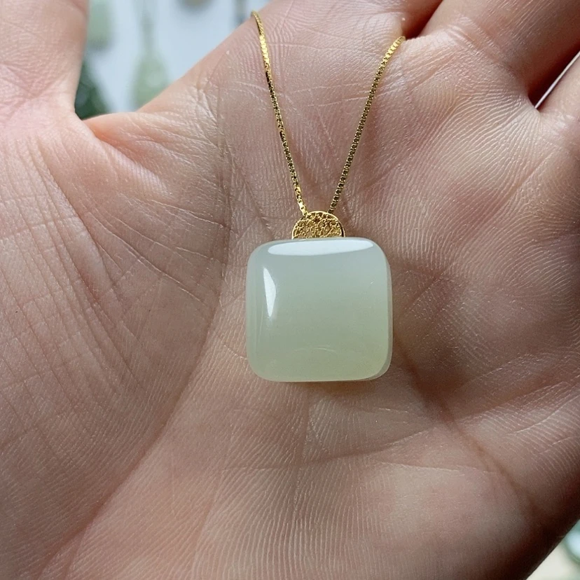【闪购商品】颈饰18K金镶嵌和田玉