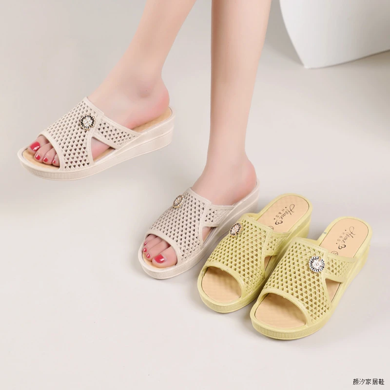 防臭2025新款软底凉拖鞋女夏季居家厚底平底防滑外穿休闲室内时尚