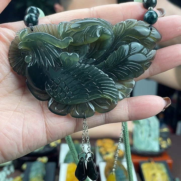 蛇纹石玉未镶嵌颈饰