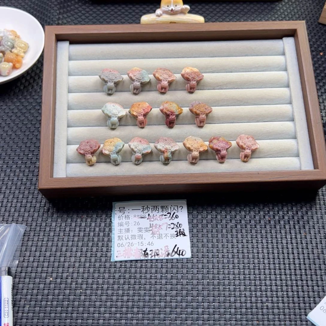 一***闪石英质玉未镶嵌珠宝半成品