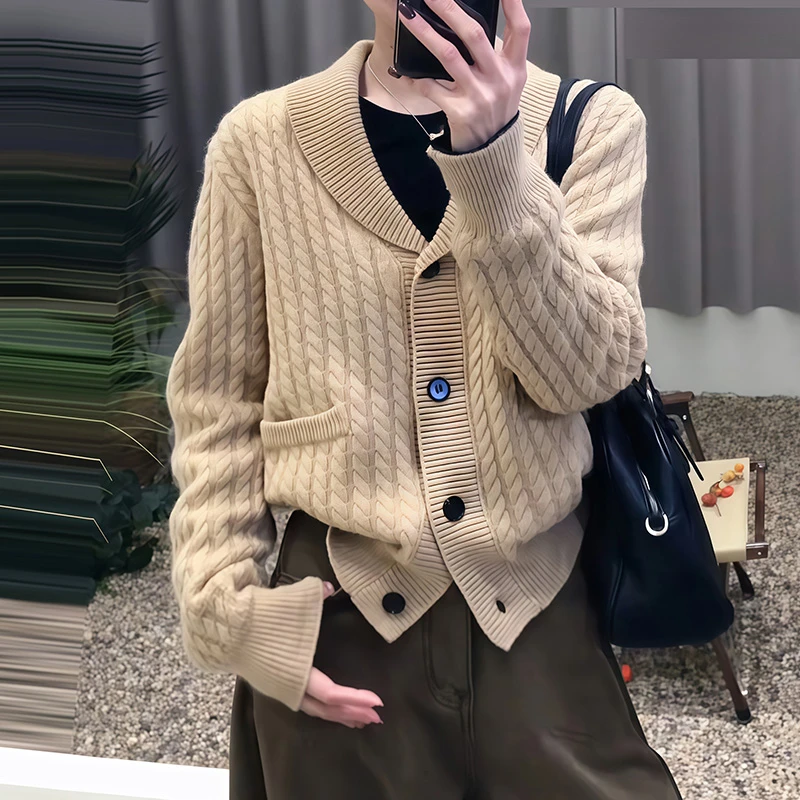 高级秋冬时髦减龄针织开衫2025新款保暖单排扣女装慵懒风纯色上衣