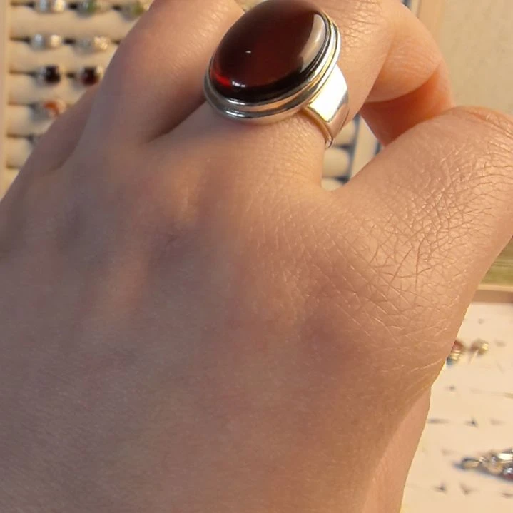 琥珀足银镶嵌戒指