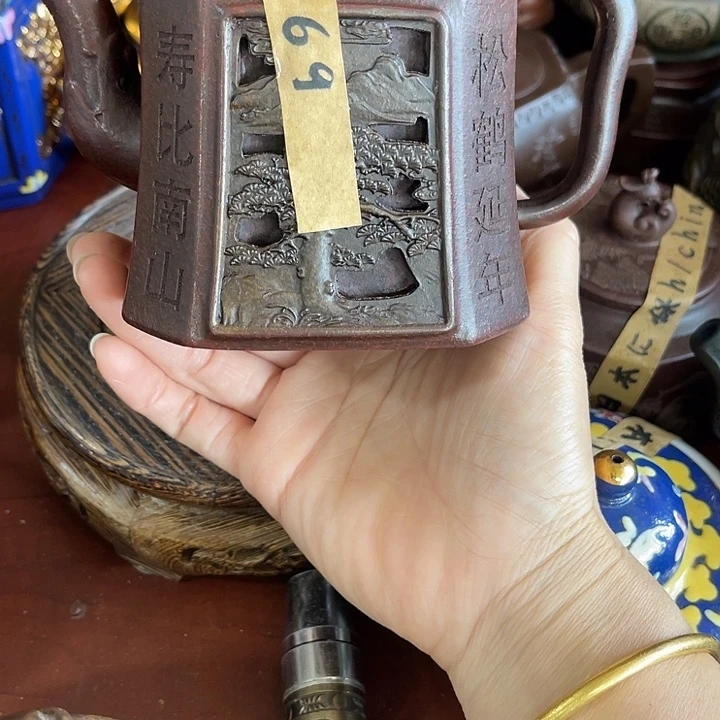 红泥茶壶原矿泥料手工制作的一把紫砂壶。