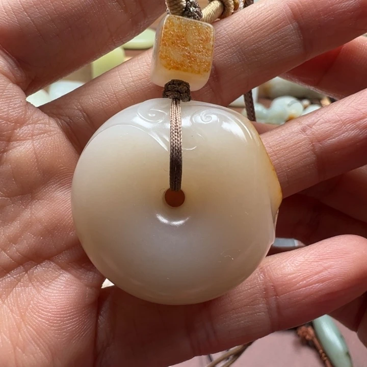 和田玉未镶嵌颈饰平安扣