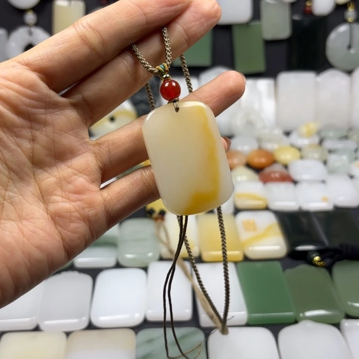 石英质玉（金丝玉）未镶嵌颈饰