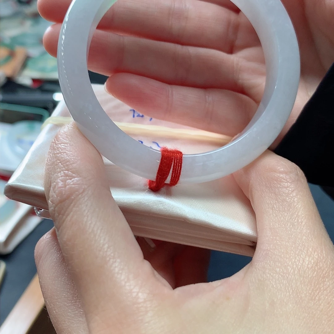 翡翠手镯未镶嵌翡翠