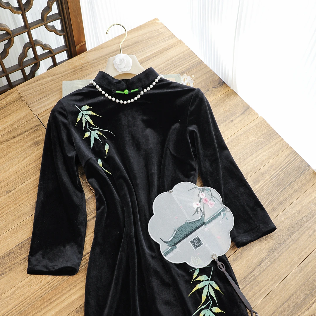 俏娘鱼黑色丝绒绣花改良新中式旗袍女2025秋新款日常可穿长袖年轻
