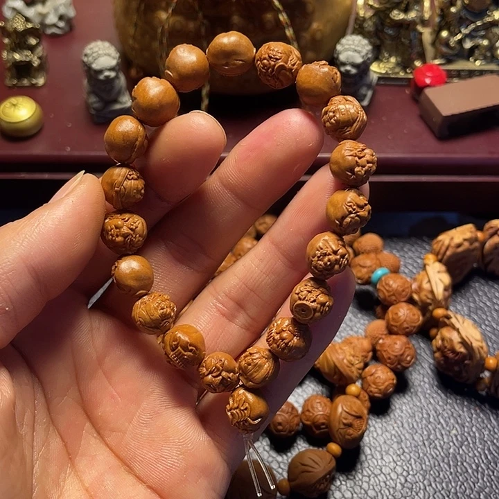 龙纹桃核雕刻横财神