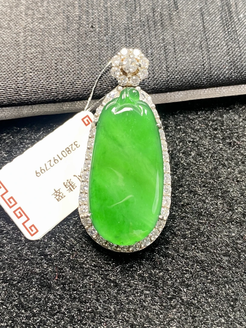 天然翡翠A货，S925银镶，时尚高冰种满阳绿福瓜吊坠翡翠吊坠冰阳绿