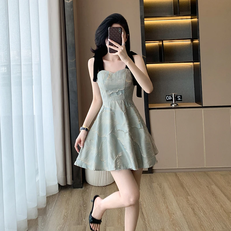 法式小香风提花一字肩连衣裙女夏显瘦小个子高级感丝绒拼接吊带裙