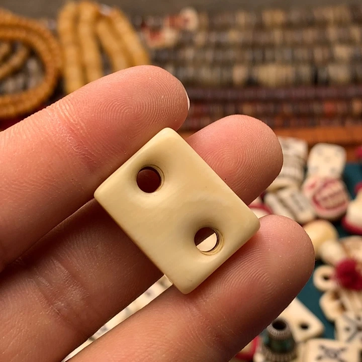 木?****佛珠的形状与颜色