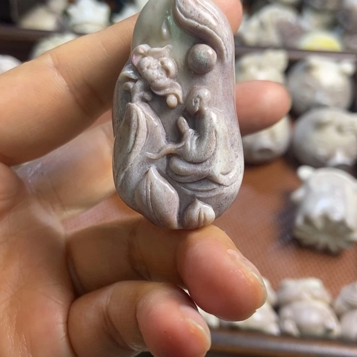 配饰鹿角雕刻一个出