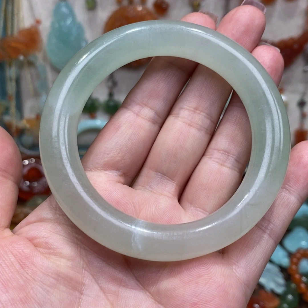 一***牛未镶嵌蛇纹石玉颈饰