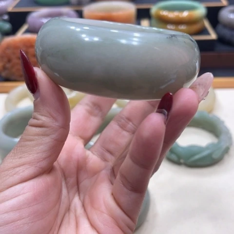 未镶嵌手镯石英质玉