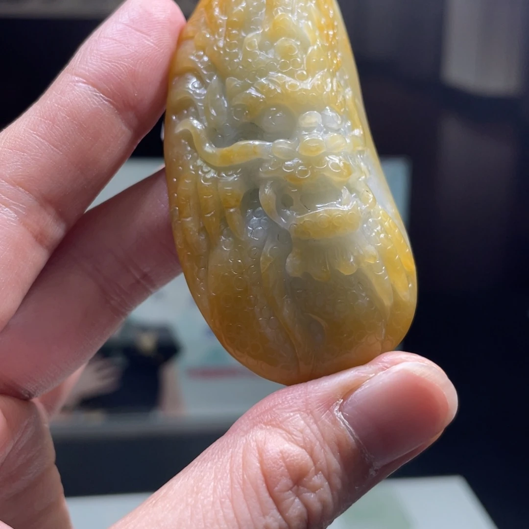 翡翠未镶嵌颈饰龙