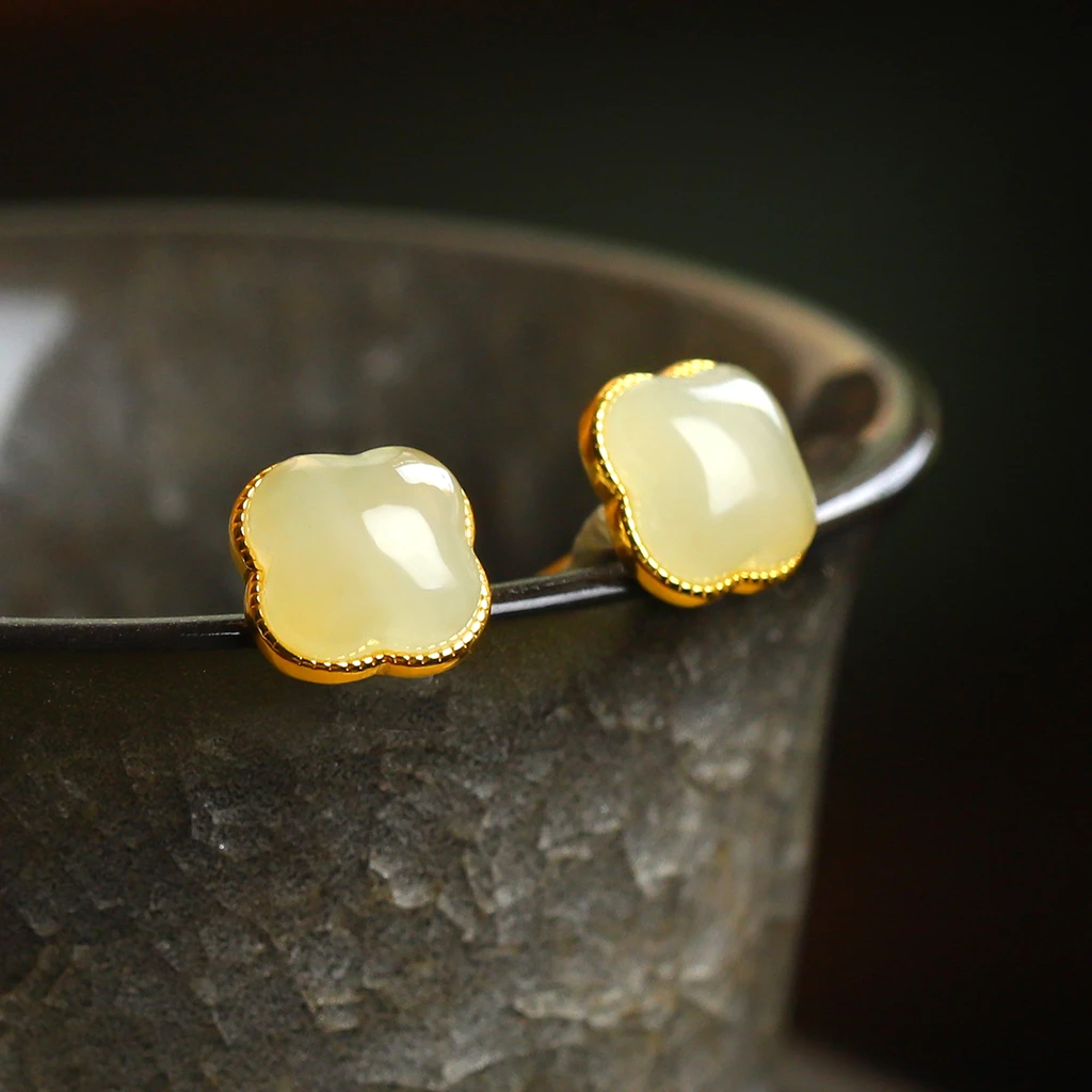 天然和田玉蜂蜜水椭四叶草耳钉S925银镀金镶嵌防过敏养耳洞耳饰