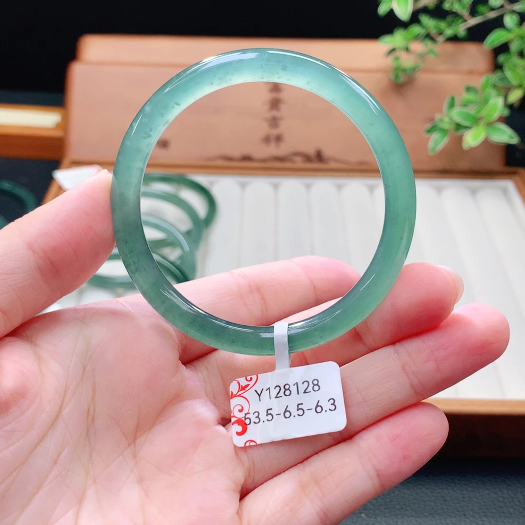 翡翠未镶嵌手镯（圆镯）