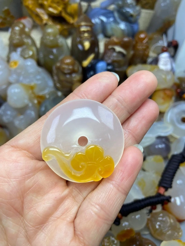 精品玛瑙玉髓挂件