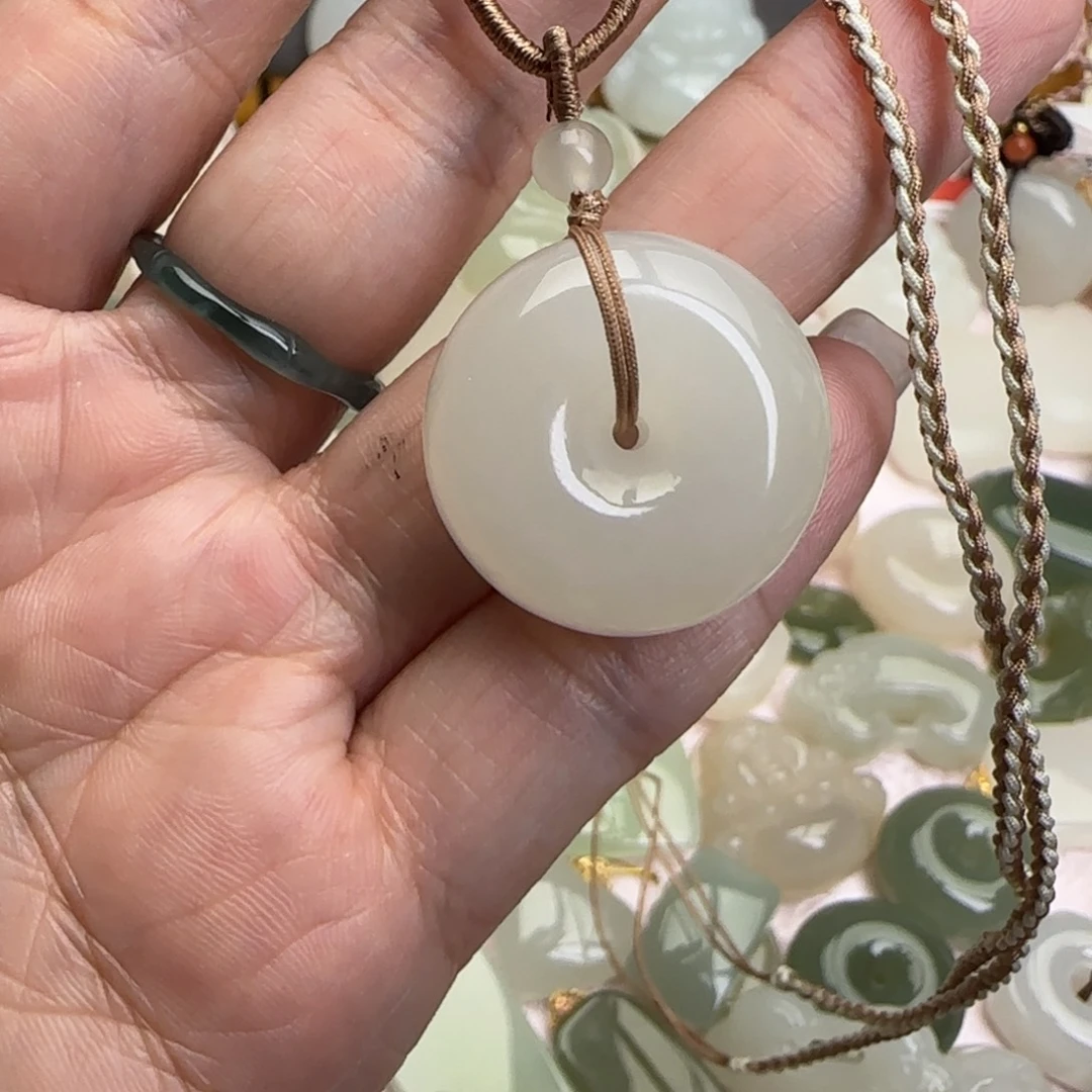 杨***姐和田玉未镶嵌颈饰