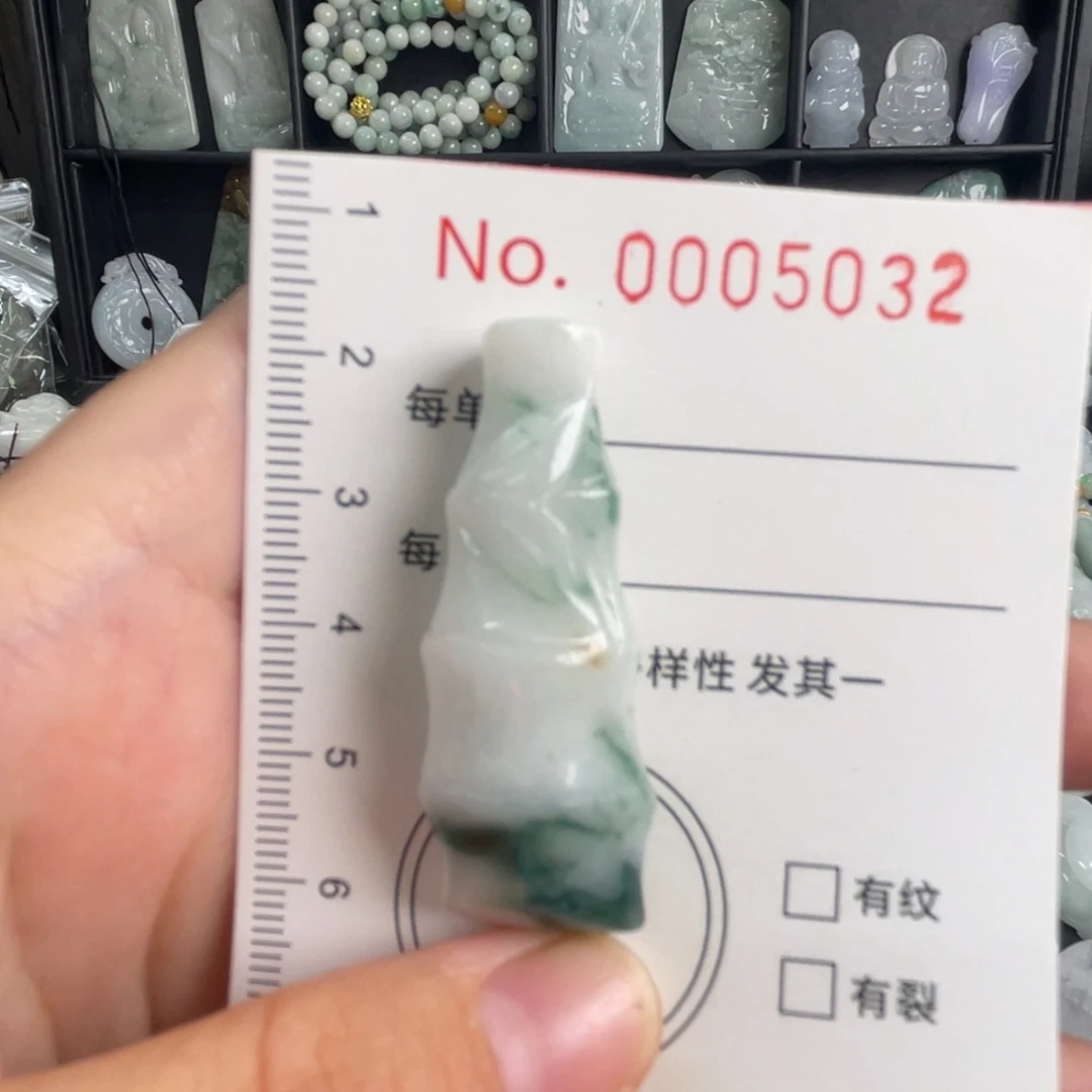 吊坠(不含链)未镶嵌翡翠微瑕