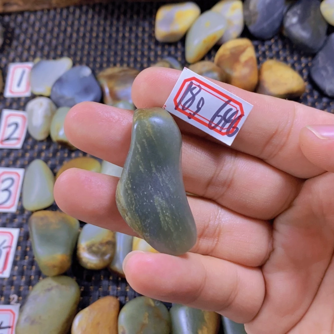 颈饰未镶嵌和田玉（糖玉）