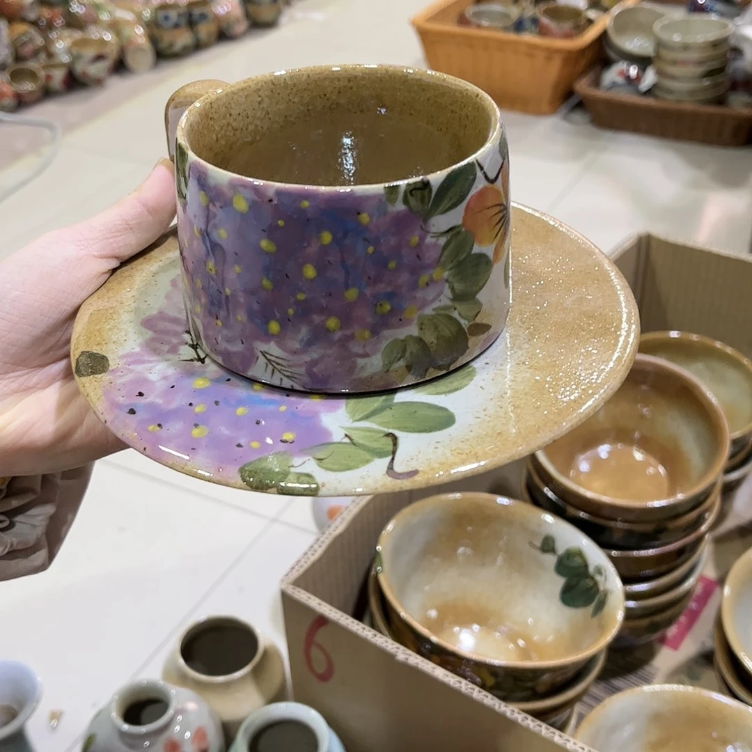 壶在下楼梯前坐下来了