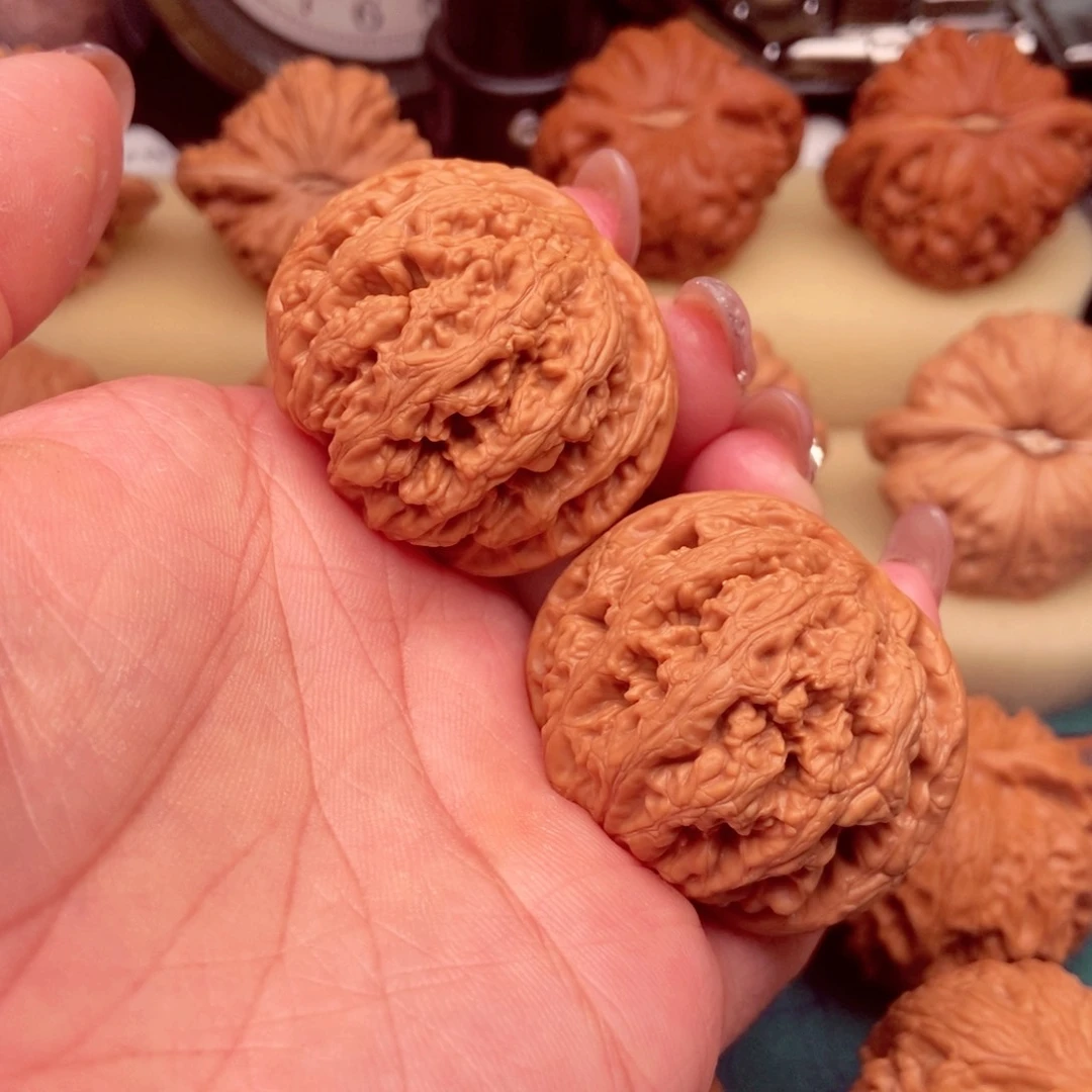 文玩核桃吊坠球筋40已打底