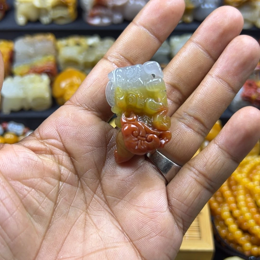 千***城未镶嵌石英质玉（黄龙玉）颈饰