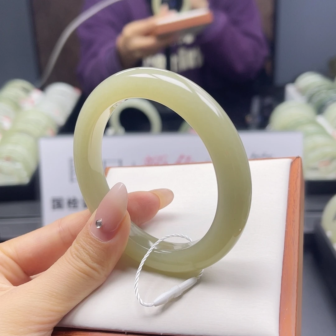 和田玉未镶嵌手镯